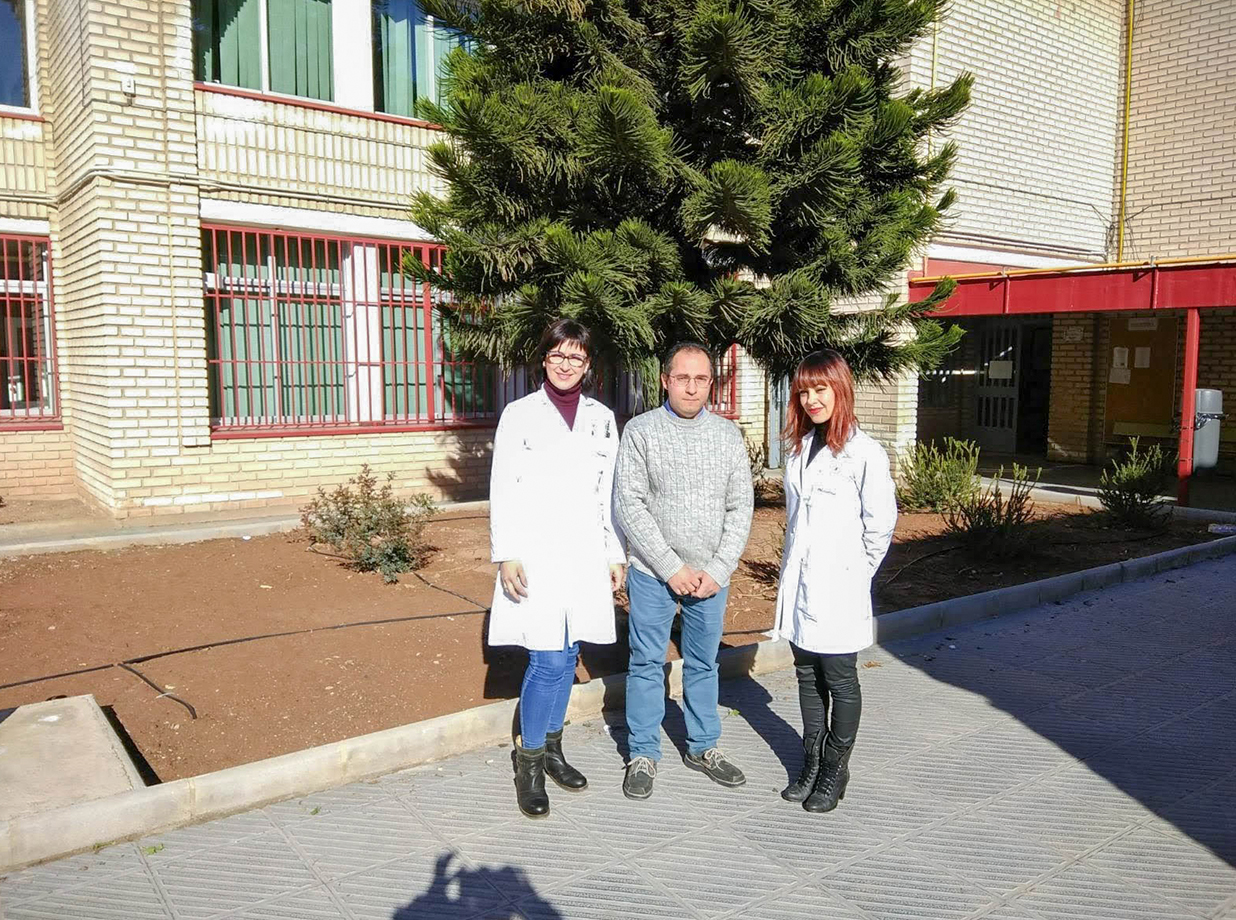 3 integrantes del equipo de opticas comenge posando frente a un edificio