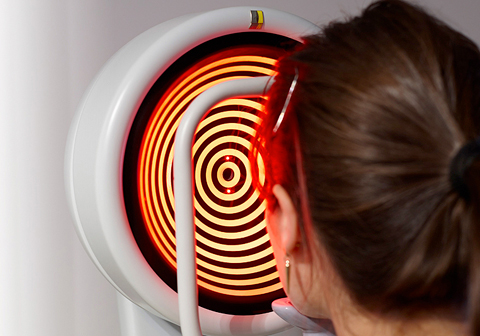 chica haciendose una topografia corneal