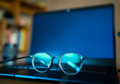 gafas de filtros azules sobre un ordenador